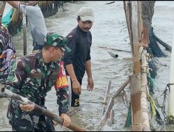 Babinsa Koramil Tirtayasa Bersama Nelayan Desa Tanara Bersihkan Pagar Bambu yang Hambat Aktivitas Melaut