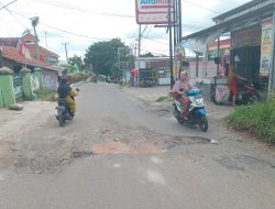 Warga Keluhkan Jalan 45 Rusak, Dinilai Membahayakan Pengguna Jalan