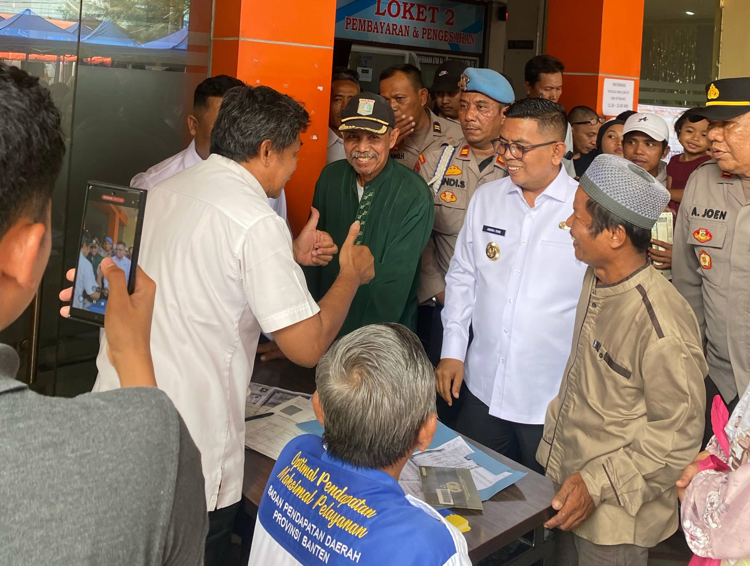 Sidak Samsat Balaraja, Gubernur Banten Andra Soni Tegaskan Tidak Ada Pungli di Pelayanan Masyarakat