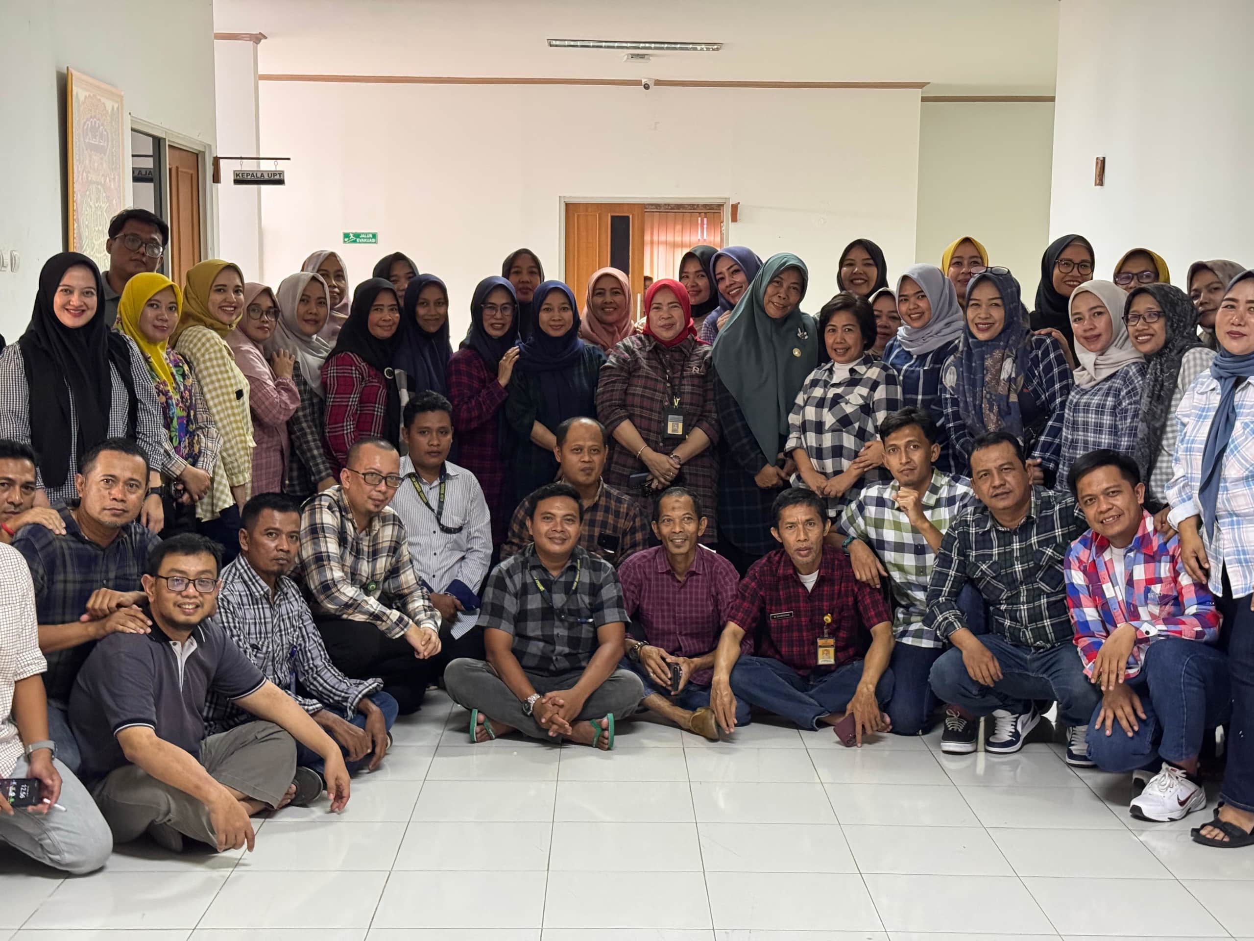 Ratu Ema Ajak Pegawai Samsat Kota Serang Bangun Kebersamaan Seperti Keluarga