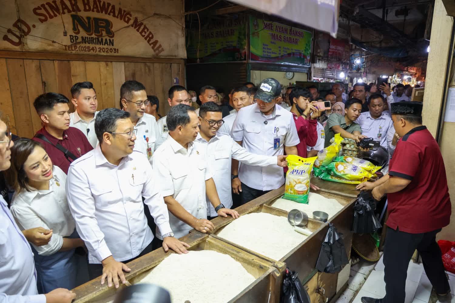 Gubernur Banten Andra Soni Dampingi Mendagri Tinjau Harga Pangan di Pasar Induk Rau, Kota Serang