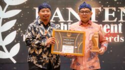 Andra Soni Terima Penghargaan Tangerang Pos Award, Ajak Pers Bangun Banten Lewat Literasi