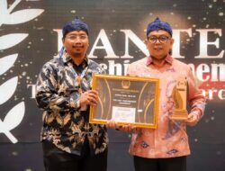 Andra Soni Terima Penghargaan Tangerang Pos Award, Ajak Pers Bangun Banten Lewat Literasi