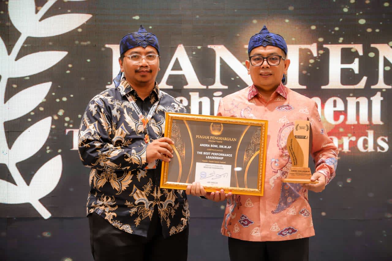Andra Soni Terima Penghargaan Tangerang Pos Award, Ajak Pers Bangun Banten Lewat Literasi